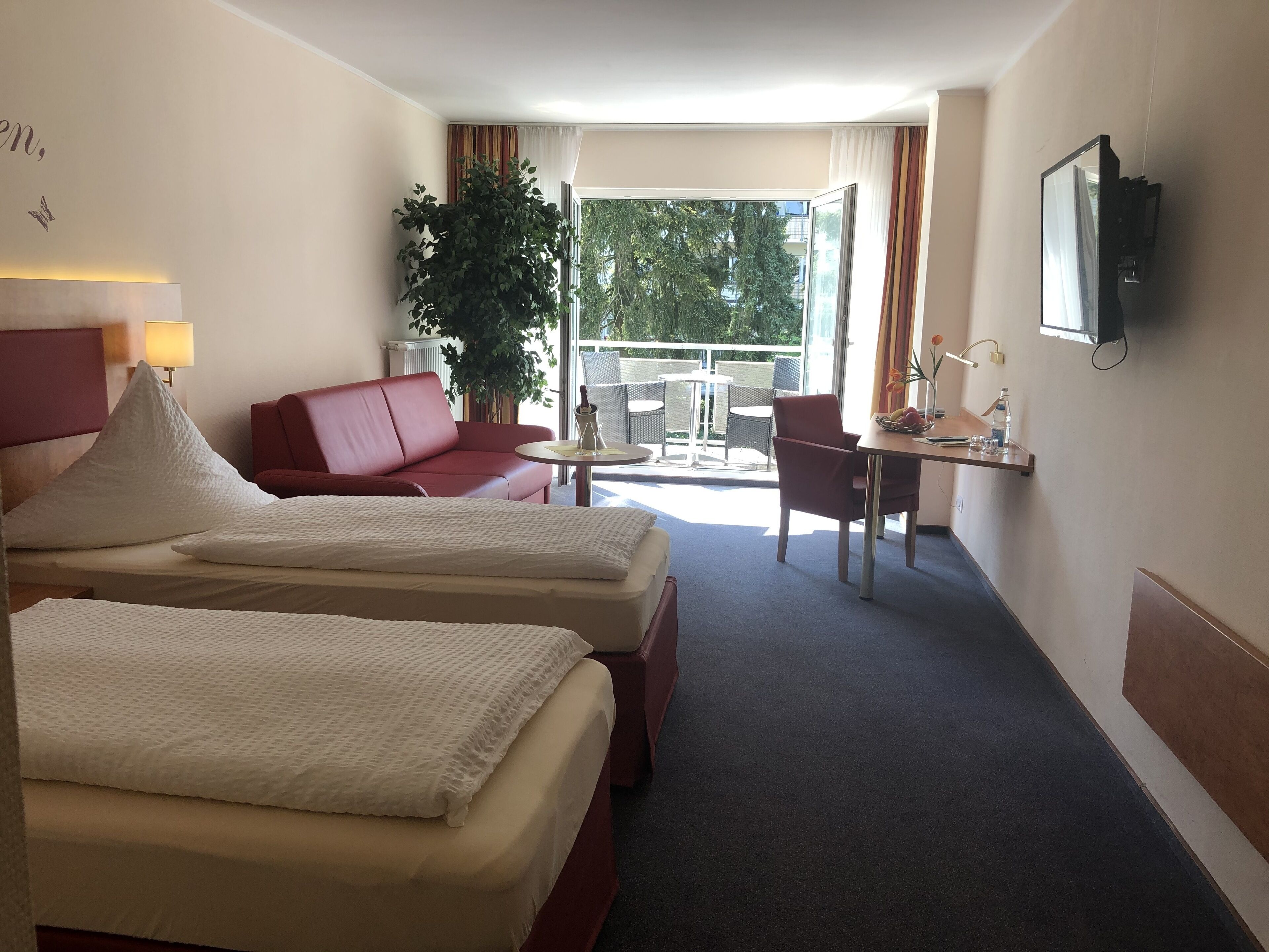 Comfort Double Room, Balcony | Hypo-allergenic bedding, individually decorated, desk, blackout drapes