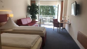 Comfort Double Room, Balcony | Hypo-allergenic bedding, individually decorated, desk, blackout drapes