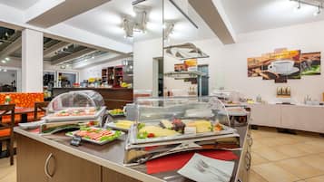 Desayuno buffet diario (EUR 10 por persona)