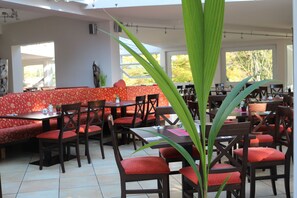 Desayuno buffet todos los días (con cargo) 