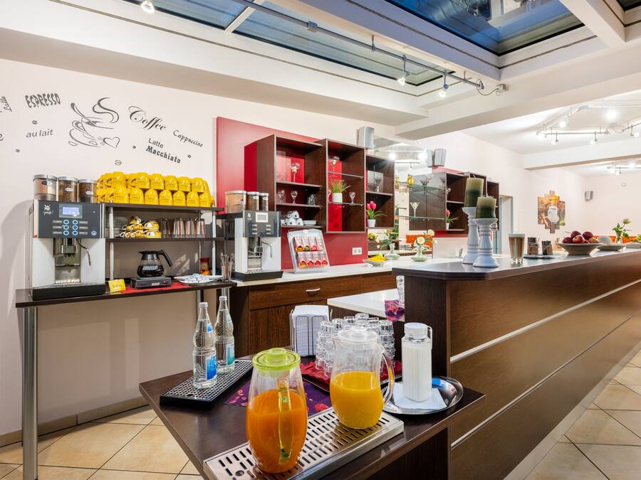 Uma cafeteria moderna com máquinas de café expresso, variedade de grãos de café e seleção de bebidas à mostra.
