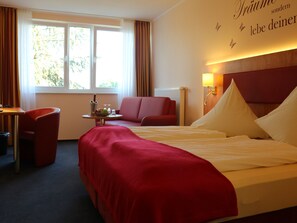 コンフォート ダブルルーム | 低刺激性寝具、客室ごとに異なる装飾、デスク、遮光カーテン