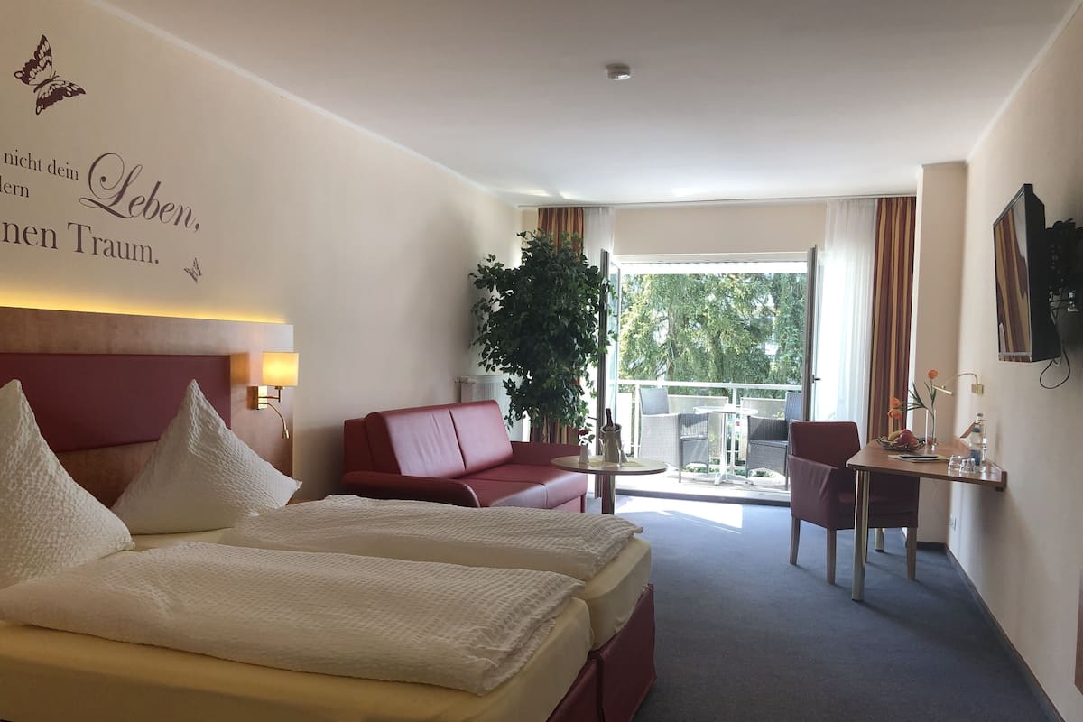 Quarto casal conforto, sacada | Roupas de cama antialérgicas, individualmente decorados, escrivaninha
