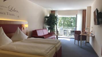 Comfort Double Room, Balcony | Hypo-allergenic bedding, individually decorated, desk, blackout drapes