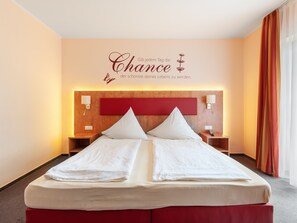 Habitación estándar doble, balcón | Ropa de cama hipoalergénica, decoración individual, escritorio