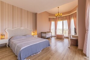 Desk, laptop workspace, iron/ironing board, free WiFi - Vista Villas & Suites (Serik)