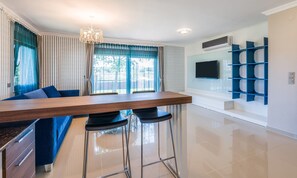 Suite | Living area | Flat-screen TV - Vista Villas & Suites (Serik)