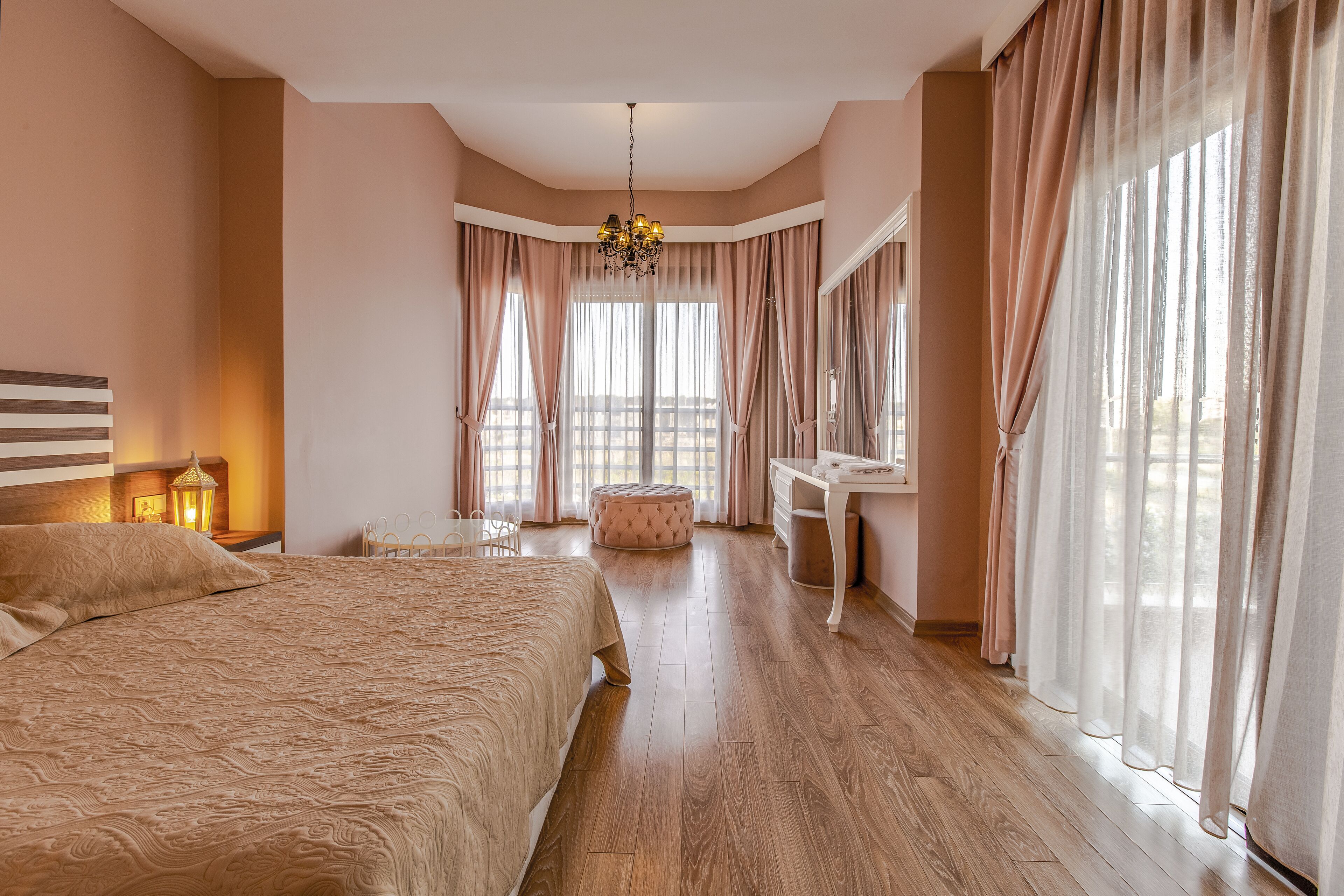 Deluxe Villa , Private Pool | Schreibtisch, laptopgeeigneter Arbeitsplatz, Bügeleisen/Bügelbrett