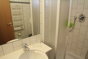 Douche, sèche-cheveux, serviettes fournies