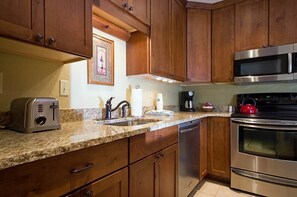 Microwave, oven, dishwasher, coffee/tea maker