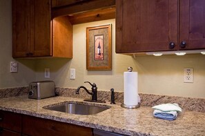 Microwave, oven, dishwasher, coffee/tea maker