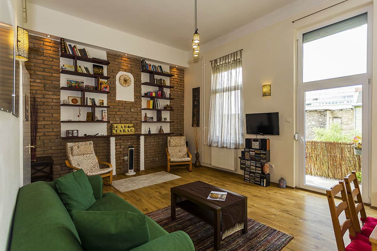 Apartament, 2 dormitoris (Sambar) | Sala d'estar | Televisor LED