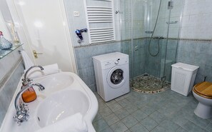 Apartment, 2 Bedrooms (Sambar) | Bathroom | Hair dryer, towels - Souper Apartments Downtown (Budapest)