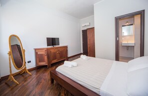 Habitación triple Confort, varias camas, no fumadores | Escritorio, sistema de insonorización, wifi gratis y ropa de cama