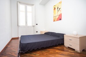 Escritorio, sistema de insonorización, wifi gratis y ropa de cama