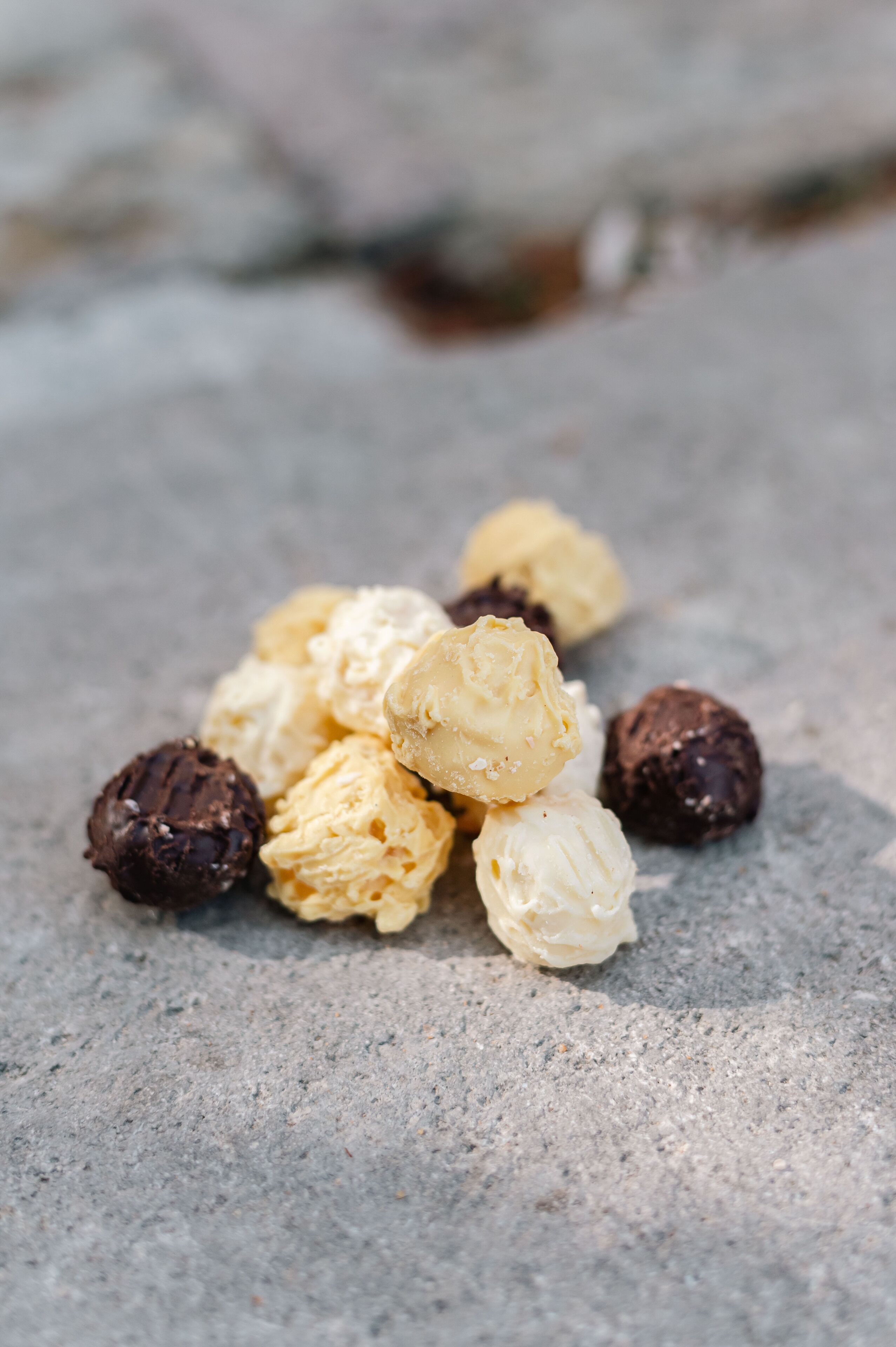 Een hoop chocoladetruffels op een gestructureerd oppervlak.