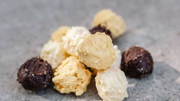 Een hoop chocoladetruffels op een gestructureerd oppervlak.