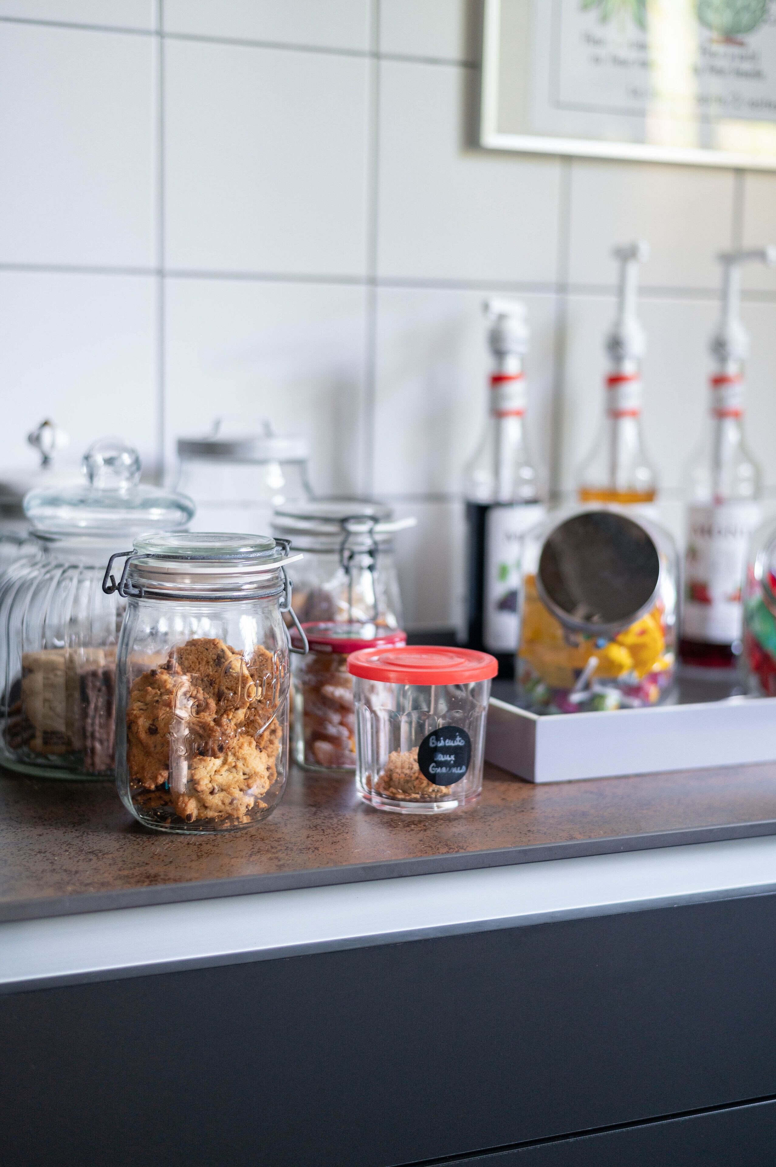 Een aanrecht met verschillende potten en bakken, waarvan sommige afgesloten en andere open.