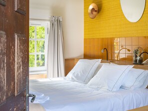 Classic dubbelrum - eget badrum - utsikt mot trädgården (Nonnettes) | Gratis wi-fi