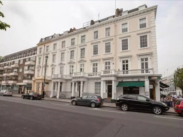 Exterior - Fresh 2 Bedroom Flat in Victoria - Zone 1 (London)