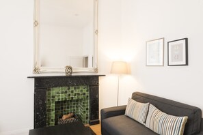 Living area - Fresh 2 Bedroom Flat in Victoria - Zone 1 (London)