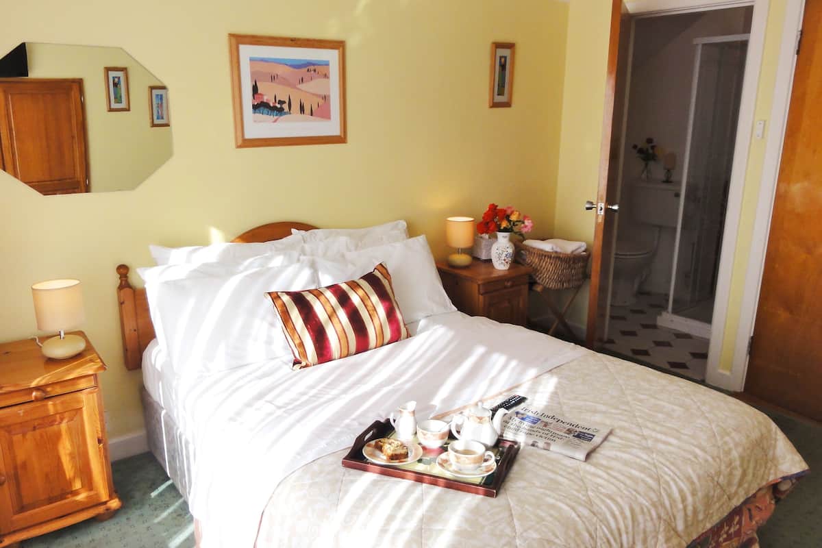 Chambre Double, salle de bains attenante, vue jardin