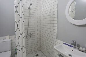 Standaard tweepersoonskamer | Badkamer | Een douche, gratis toiletartikelen, een haardroger, pantoffels