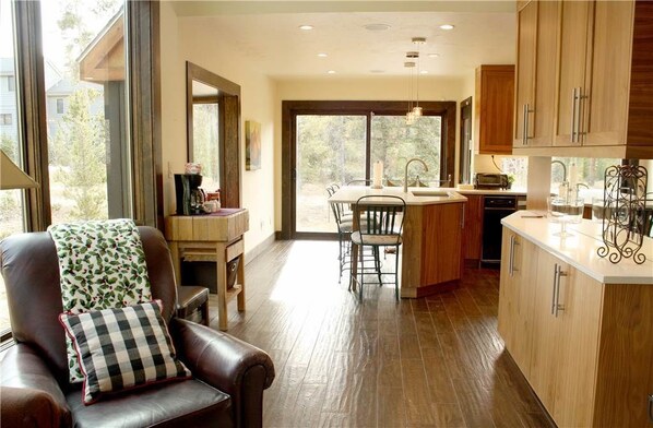 Luxury House, 2 Bedrooms, Hot Tub | In-room dining