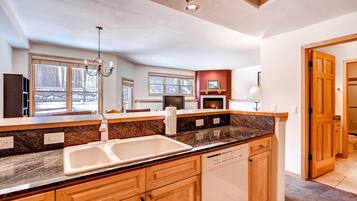 Room, 1 Bedroom | Private kitchen | Fridge, microwave, oven, stovetop