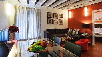 Apartment, 2 Schlafzimmer | Essbereich im Zimmer