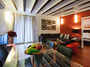 Apartment, 2 Bedrooms | In-room dining