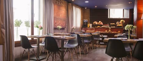 Daily buffet breakfast (EUR 9.90 per person)