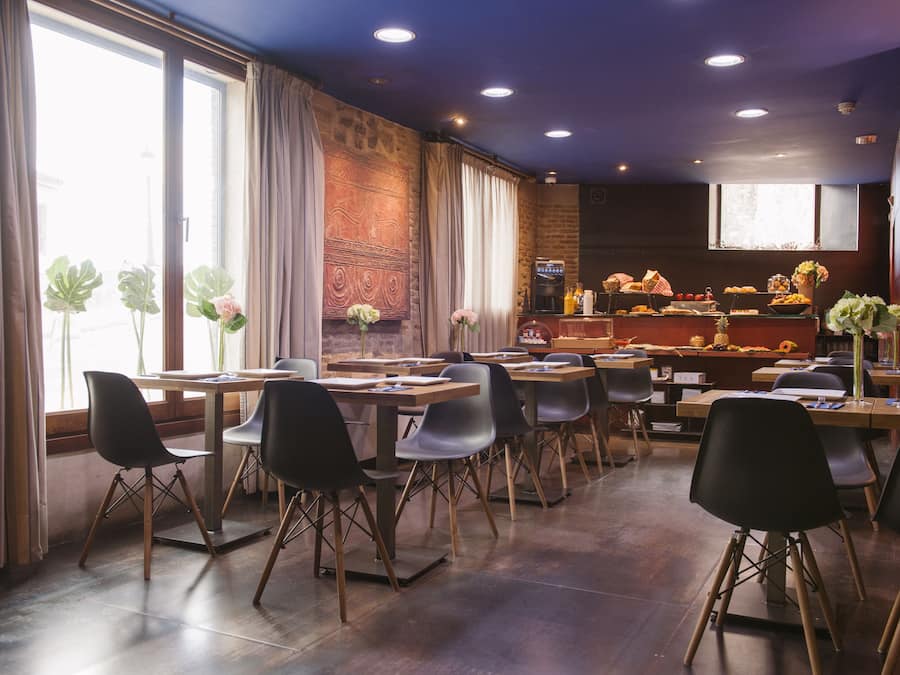 Tägliches Frühstücksbuffet (9.90 EUR pro Person)