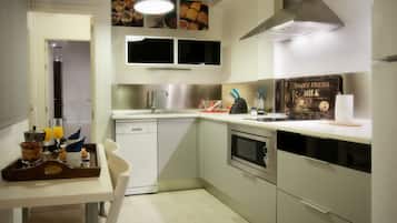 Departamento, 1 habitación | Cocina privada | Refrigerador con congelador, microondas, horno y parrilla de estufa