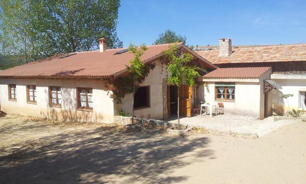 Front of property - Albergue Navares - Hostel (Navares de las Cuevas)