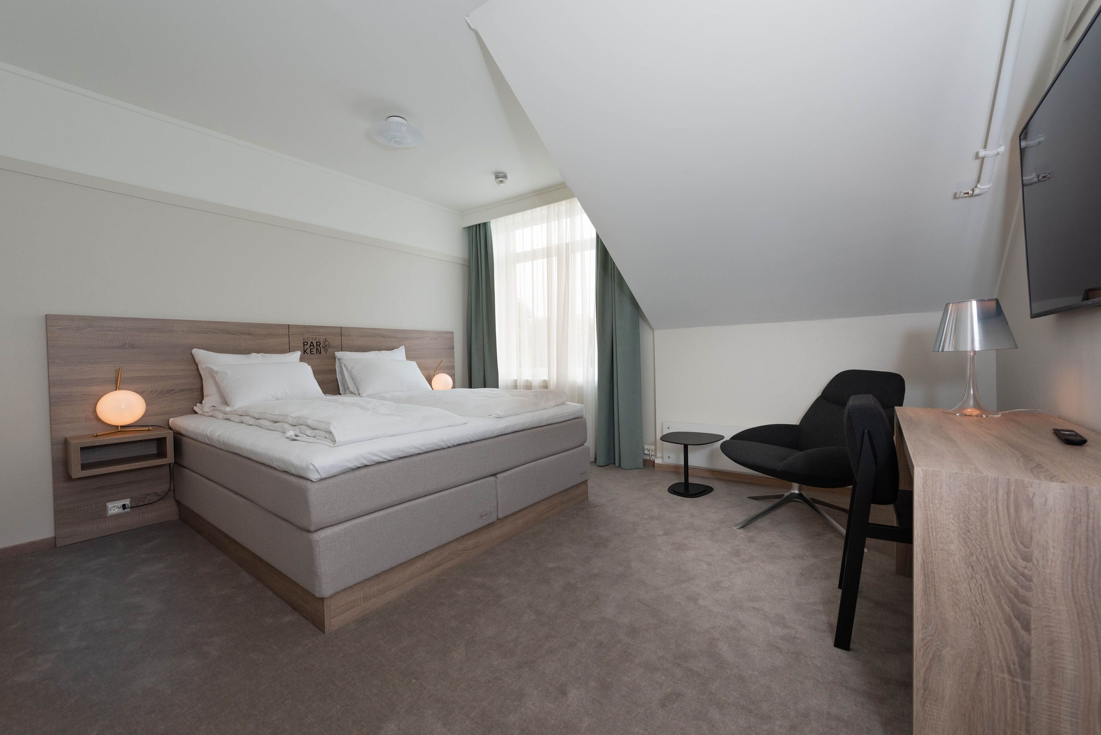 business room, non smoking | 1 bedroom, premium bedding, pillow-top beds, soundproofing