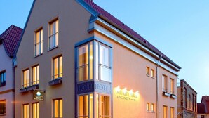A hotel with a modern facade, multiple windows, and a sign indicating it is the "Hotel Mürzperle Eingang/P." - Hotel Müritzperle (Waren (Müritz))