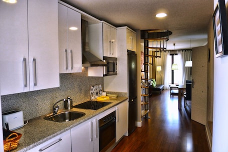 Refrigerador con freezer, microondas, horno, placa de cocina