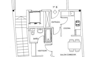 Plano de planta de un hotel con habitaciones identificadas, incluyendo baño, cocina, comedor y zona de descanso.