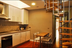Full-sized fridge, microwave, oven, stovetop
