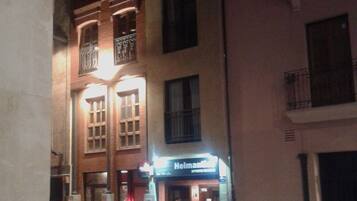 Voorkant accommodatie - avond/nacht