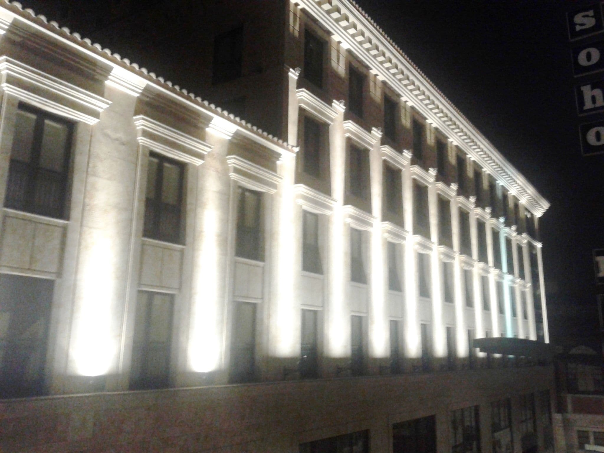 Un bâtiment de style architectural classique, caractérisé par une rangée de colonnes régulièrement espacées et de grandes fenêtres.