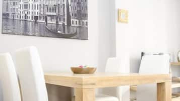 Living room | 32-inch flat-screen TV with digital channels, TV