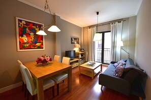 32-inch flat-screen TV with digital channels, TV - Salamanca Centro Apartamentos  (Salamanca)