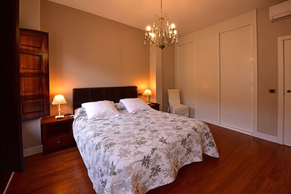 Literie de qualité, couette en duvet, bureau