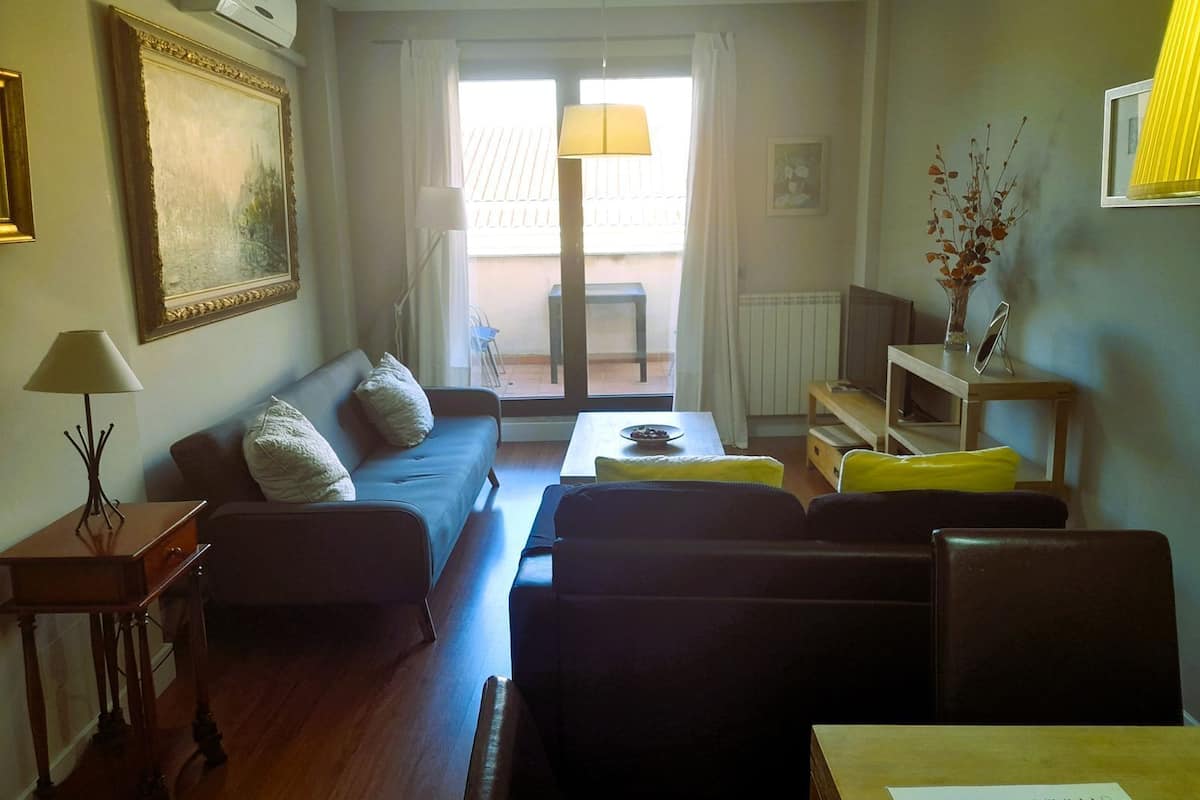 Duplex | Ruang tamu | 32 inci televisyen skrin rata dengan digital, TV