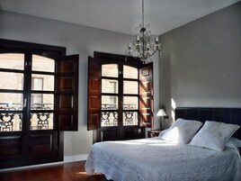 高档床上用品、羽绒被、办公桌、笔记本电脑工作区