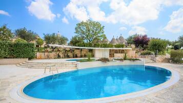 2 buitenzwembaden, ligstoelen bij het zwembad