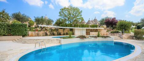 2 piscines extérieures, chaises longues