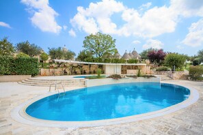 2 piscines extérieures, chaises longues
